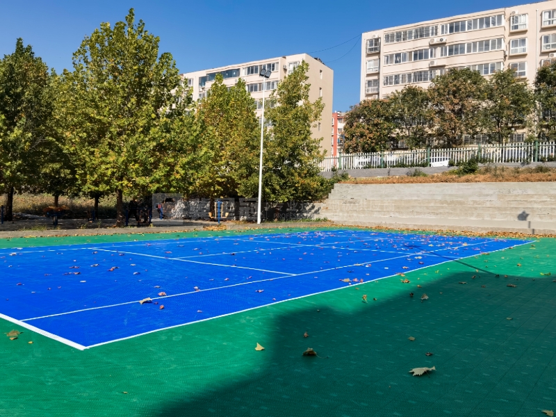 义马市金银叶花园北区羽毛球场改造翻新，提升运动体验与社区形象